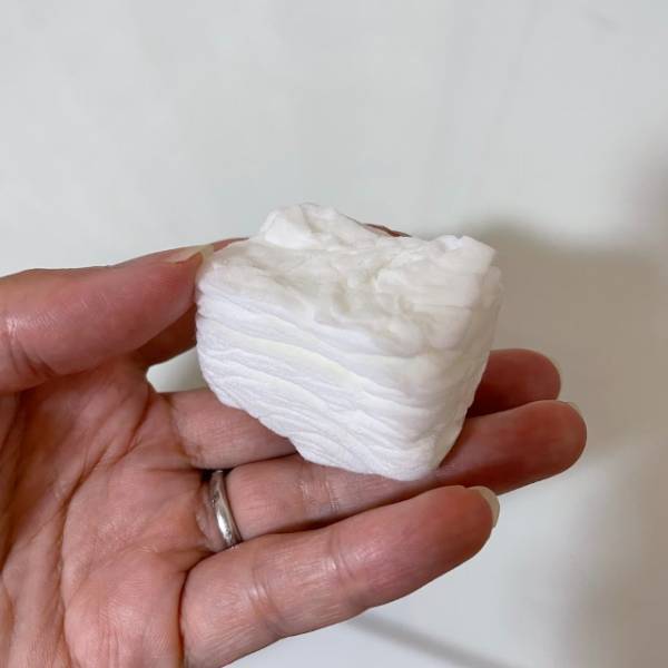 「見た目はお菓子のタブレット！？」【キャンドゥ】緊急時に備えておきたい”圧縮タオル”