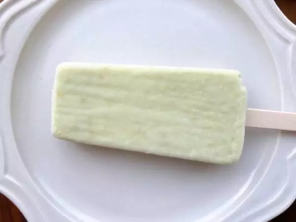 ずんだをイメージした黄緑色のアイスバー