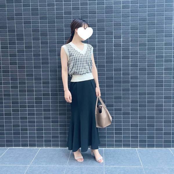 「着回しがきくので最高」【GU】の“スカート＆ベスト”コーデ