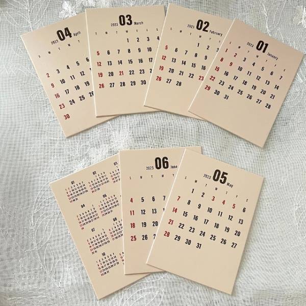 邪魔にならないシンプルなデザイン。【ダイソー】の「卓上カレンダー」が良さそう