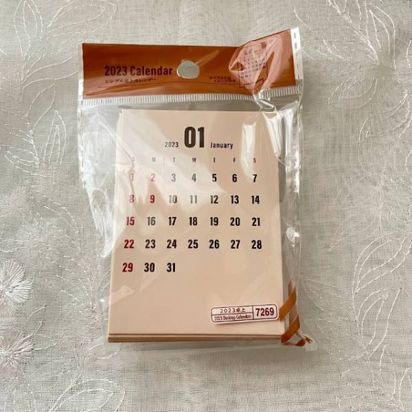 邪魔にならないシンプルなデザイン。【ダイソー】の「卓上カレンダー」が良さそう