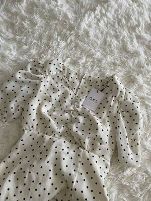 「パワショルで二の腕細見え♪」【GRL】ドット柄フレアワンピースは、低身長さんにもおすすめ！