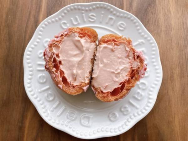 「いちごカスタードクリームがたっぷり！」【ローソン】生カスタードシュークリームはいちごの甘酸っぱい味わいが口いっぱいに広がる♪