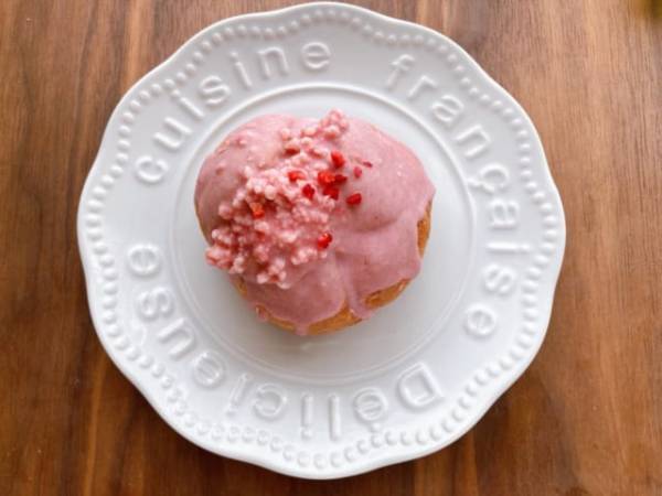 「いちごカスタードクリームがたっぷり！」【ローソン】生カスタードシュークリームはいちごの甘酸っぱい味わいが口いっぱいに広がる♪