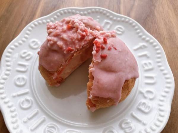 「いちごカスタードクリームがたっぷり！」【ローソン】生カスタードシュークリームはいちごの甘酸っぱい味わいが口いっぱいに広がる♪