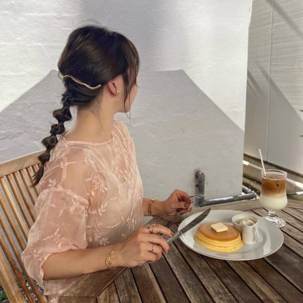 「ぐにゃぐにゃが可愛い」”バレッタ“で映える【ヘアアレンジ】のやり方