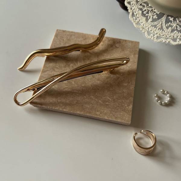 「ぐにゃぐにゃが可愛い」”バレッタ“で映える【ヘアアレンジ】のやり方