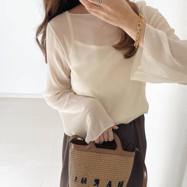 絶妙な透け感がかわいい…！シアートップスで淡色コーデの完成♪