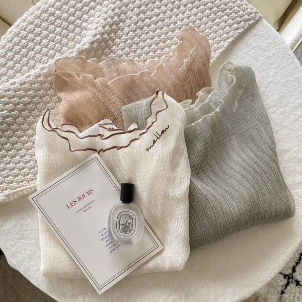 絶妙な透け感がかわいい…！シアートップスで淡色コーデの完成♪