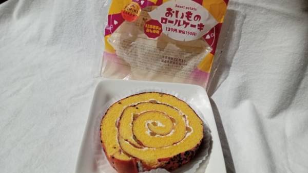 ごまがよいアクセント！【ファミリーマート】の「おいものロールケーキ」は“紅あずまのあん”を使用