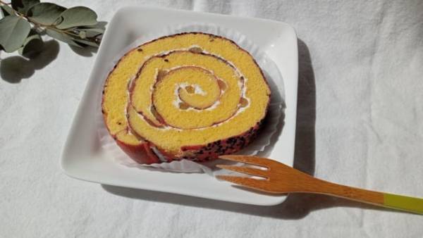 ごまがよいアクセント！【ファミリーマート】の「おいものロールケーキ」は“紅あずまのあん”を使用