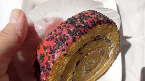 ごまがよいアクセント！【ファミリーマート】の「おいものロールケーキ」は“紅あずまのあん”を使用