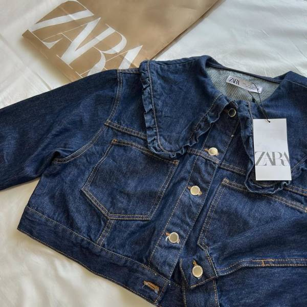 「一目惚れ」「最高にかわいい」【ZARA】の“フリルデニムジャケット”がオシャレ