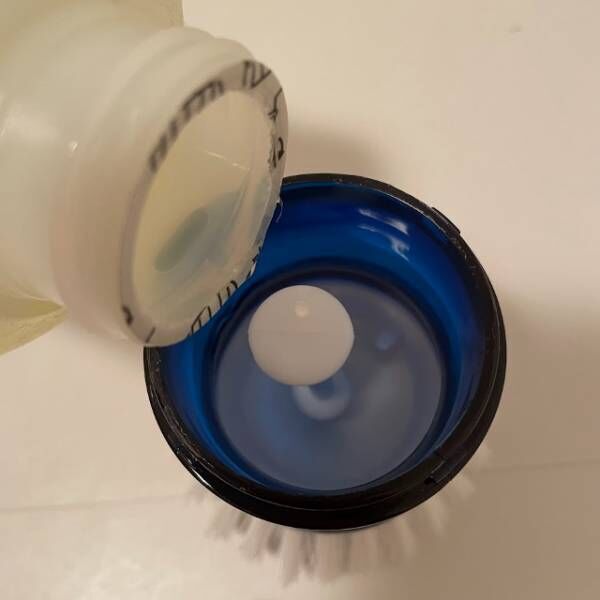 「洗剤ボトルとブラシが一体！？」【キャンドゥ】便利な洗剤ブラシは様々な場面で使えて万能！