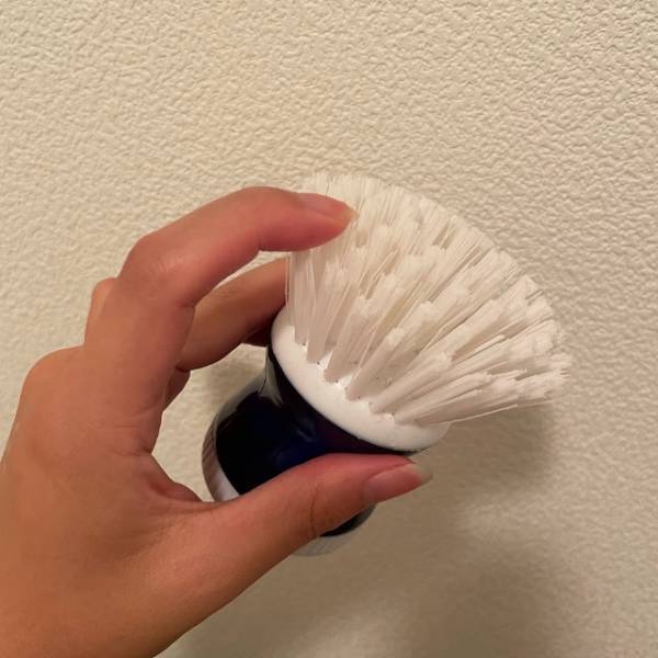 「洗剤ボトルとブラシが一体！？」【キャンドゥ】便利な洗剤ブラシは様々な場面で使えて万能！