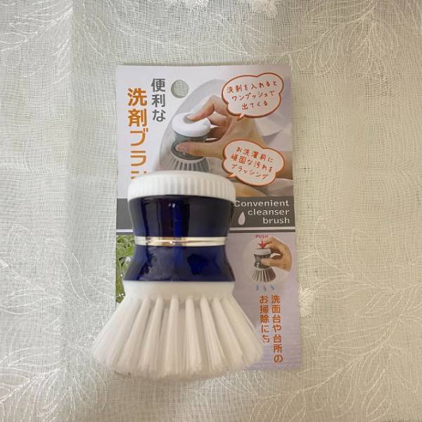 「洗剤ボトルとブラシが一体！？」【キャンドゥ】便利な洗剤ブラシは様々な場面で使えて万能！