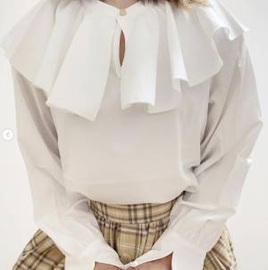 「今からの時期にぴったり」“白ブラウスコーデ”は上品にキマる