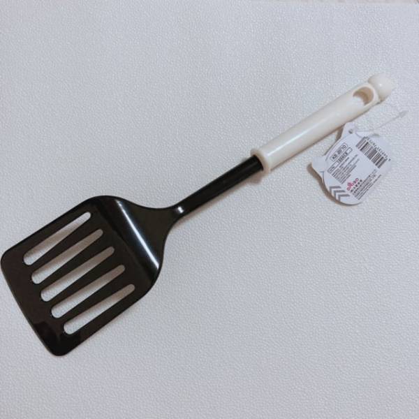 110円には見えない！【ダイソー】で揃えられるキッチン用品から「ナイロンターナー」をご紹介