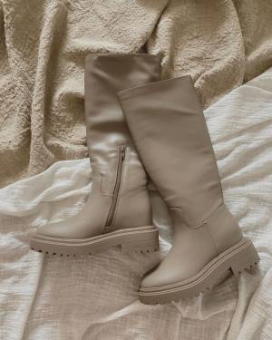 「ほんと買ってよかった」と大絶賛！プチプラで買える「2022秋ロングブーツ」がハイレベル