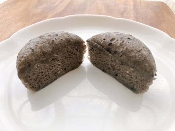 お餅を食べているようなもちもち食感！【ローソン】「もっちり黒ごま蒸しパン」はコスパも◎