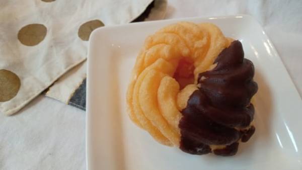 カスタードホイップがたっぷり…♡【ローソン】「フレンチクルーラー　カスタードホイップ」は贅沢な味わいで満足感◎