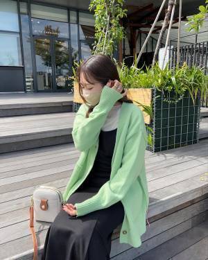 いつものコーデに差し色を！「グリーン」のニットで印象を変えてみない？