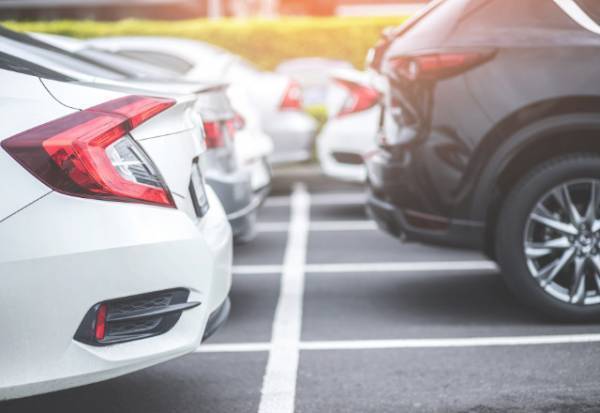 わが家の駐車場に『無断駐車』する現場を目撃…私「この車アナタのですよね」隣人「知りませんけど…」⇒注意するも、謝罪代わりの態度に絶句…！