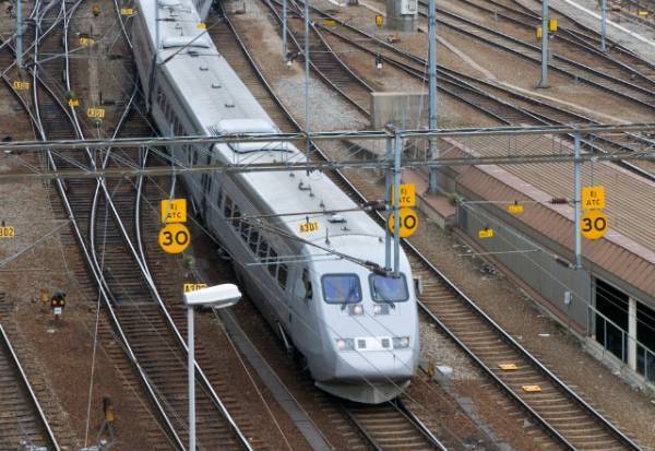 電車内で…閉まるドアに『バッグを挟む』迷惑乗客！？⇒指摘すると…”まさかの発言”に絶句…