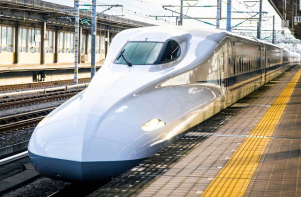 新幹線で…『指定席』に居座る親子…声をかけると「子ども連れに譲りなさい」⇒その後【まさかの人物】からの”指摘”で即退散！