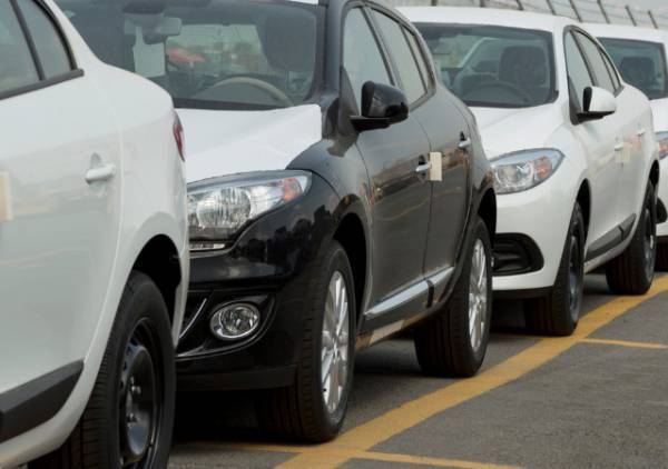 私「ここウチの駐車場です」見知らぬ人「すぐに出るんで」⇒堂々と『無断駐車』をしてくる…？注意すると、謝罪代わりの対応に困惑！！