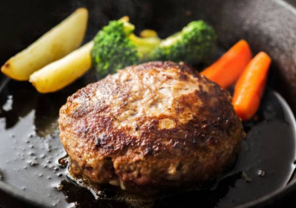 妻が作った『ハンバーグ』を食べた夫…「なんだこのマズイ飯は…」⇒妻の料理を『激マズ』だという夫。思わぬ【事実】が判明しゾワッ…