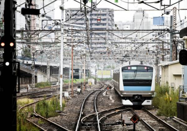 電車内で追いかけてくる高齢女性「また座ってる！反省してない！」私「席が空いているのに…？」⇒乗客が”一致団結”し反撃！？