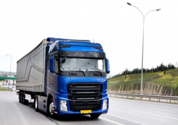 ドライブ中…何度も『クラクション』を鳴らしてくるトラック！？→あおり運転と思いきや…”衝撃的すぎる”状況に！！