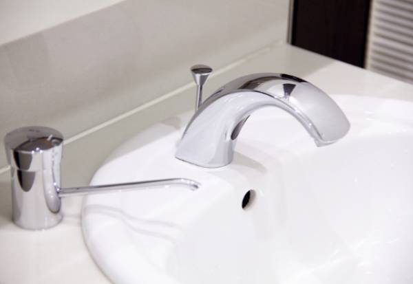 夫を残し『3ヶ月』家を空けた妻…帰宅後『化粧水から刺激臭が…！？』→【まさかの原因】に妻は怒り心頭…！