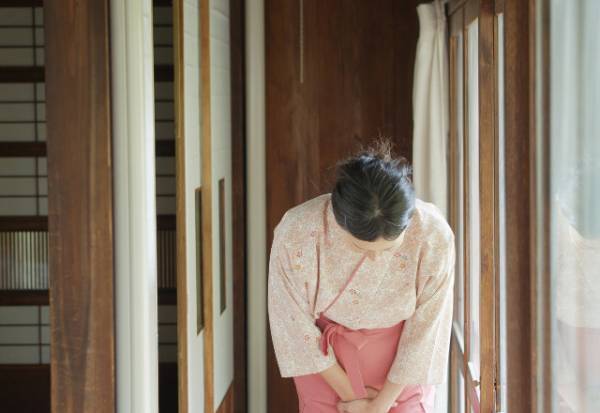 旅館内で”大騒ぎする”カップル客…スタッフ「他の方のご迷惑になりますので」客「えー」⇒注意するも”謝罪代わりのまさかの対応”に絶句！？