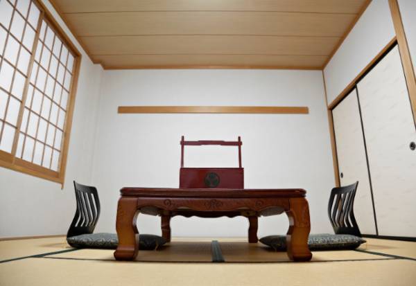 旅館の客室に『カニ』を持ち込んだカップル…「ケトルで茹でよ♪」⇒非常識な行動をした結果