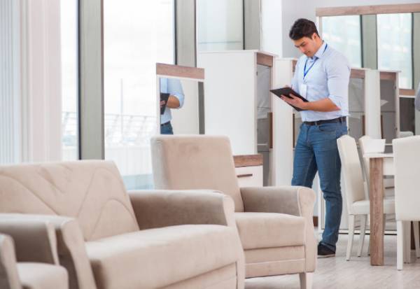 家具店で…客「このソファ用意しろよ」店員「ですからお客様…」自分勝手すぎる客が来店→続けた『図々しい要求』に絶句…