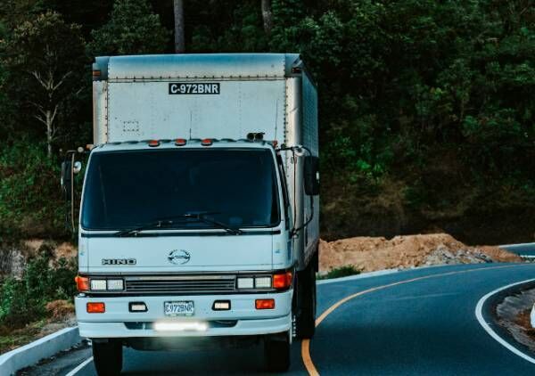 ドライブ中に背後から何度も『クラクション』を鳴らしてくるトラックが！？→路肩にとめるとトラックも後ろにとまり…“衝撃的すぎる”状況に！！