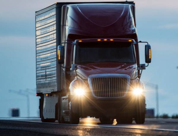 ドライブ中、後ろのトラックから『クラクションの音』が…⇒怖くなり”車線変更”をした結果