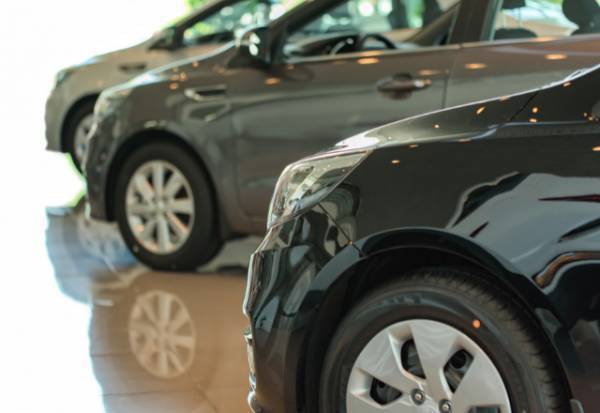 高級車を購入しに来たのに…『見た目で判断』され接客を放置された…！？⇒その後『友人の反撃』で店員大慌て！