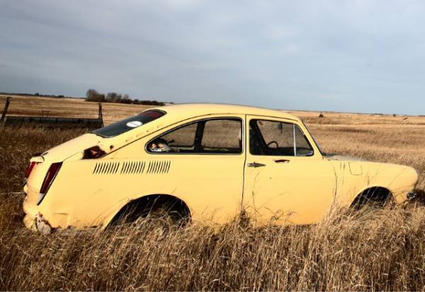月3万円の『駐車場代金』をケチって【空き地】に”無断駐車”した結果…⇒車が…衝撃の姿に！！