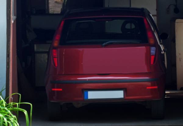 家の車庫から【謎のエンジン音】が…私「無断駐車はやめてください」犯人「…」⇒その後、犯人が発した『捨て台詞』に絶句！？