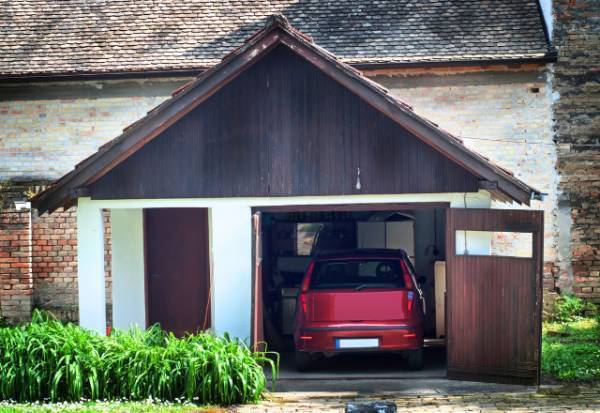 自宅の車庫に『見知らぬ車』が…警察「車取りに来て」持ち主「17時まで無理」⇒持ち主の【身勝手な要求】に困惑！？