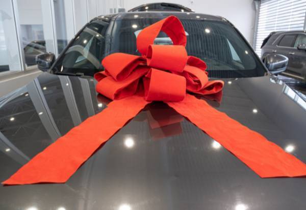 車屋で『新車』を購入した翌日…職場に担当の”ディーラー”が！？⇒その後、新車を【キャンセル】する事態に！？