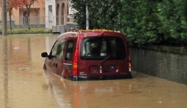 月3万円の『駐車場代金』をケチって【空き地】に”無断駐車”した結果⇒車が『衝撃の姿』に…