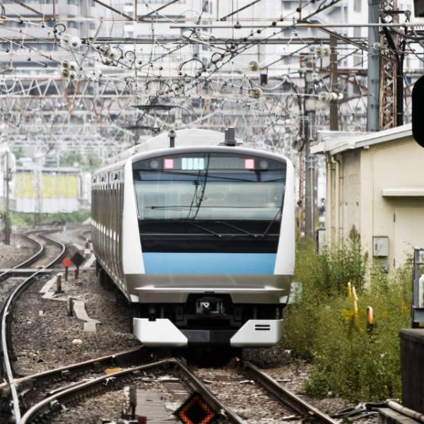 電車で”体調不良の女性”に暴言を吐く男「女のくせに、どけよ」乗客「そんな…」⇒まさかの発言に”見かねて”一喝！！