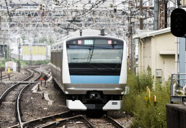年配の女性「ちょっと席を詰めてくれる…？」中学生「健康のために立っとけよ（笑）」席を占領する迷惑な中学生達…⇒まさかの人物からの一喝を食らう！