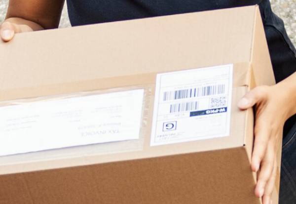 郵便物の『伝票』の処分。隠すのが面倒な住所欄を”簡単に消せる”方法に…「これは処分の時便利」「もっと早く知りたかった」