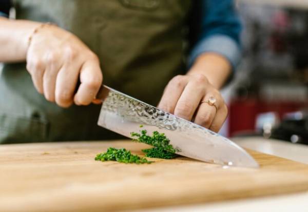 「包丁の切れ味が悪い…」そんな時の『砥石を使わない』裏ワザあります！