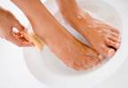 足のニオイを『徹底的に抑える』方法5選。実は”足を洗う”だけじゃない！？